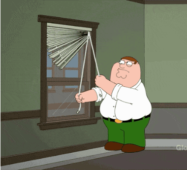 Питер Гриффин пытается поправить жалюзи