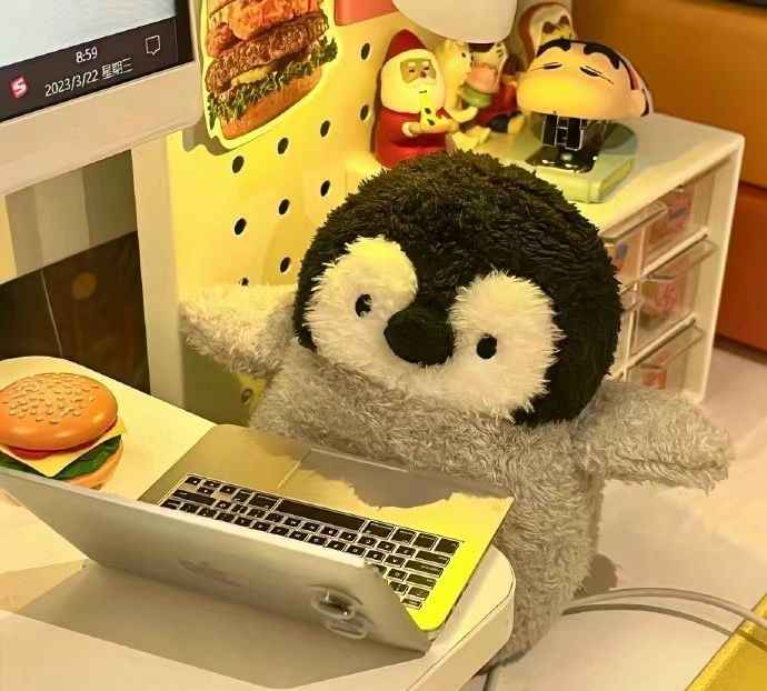 Радостный пингвин за ноутбуком